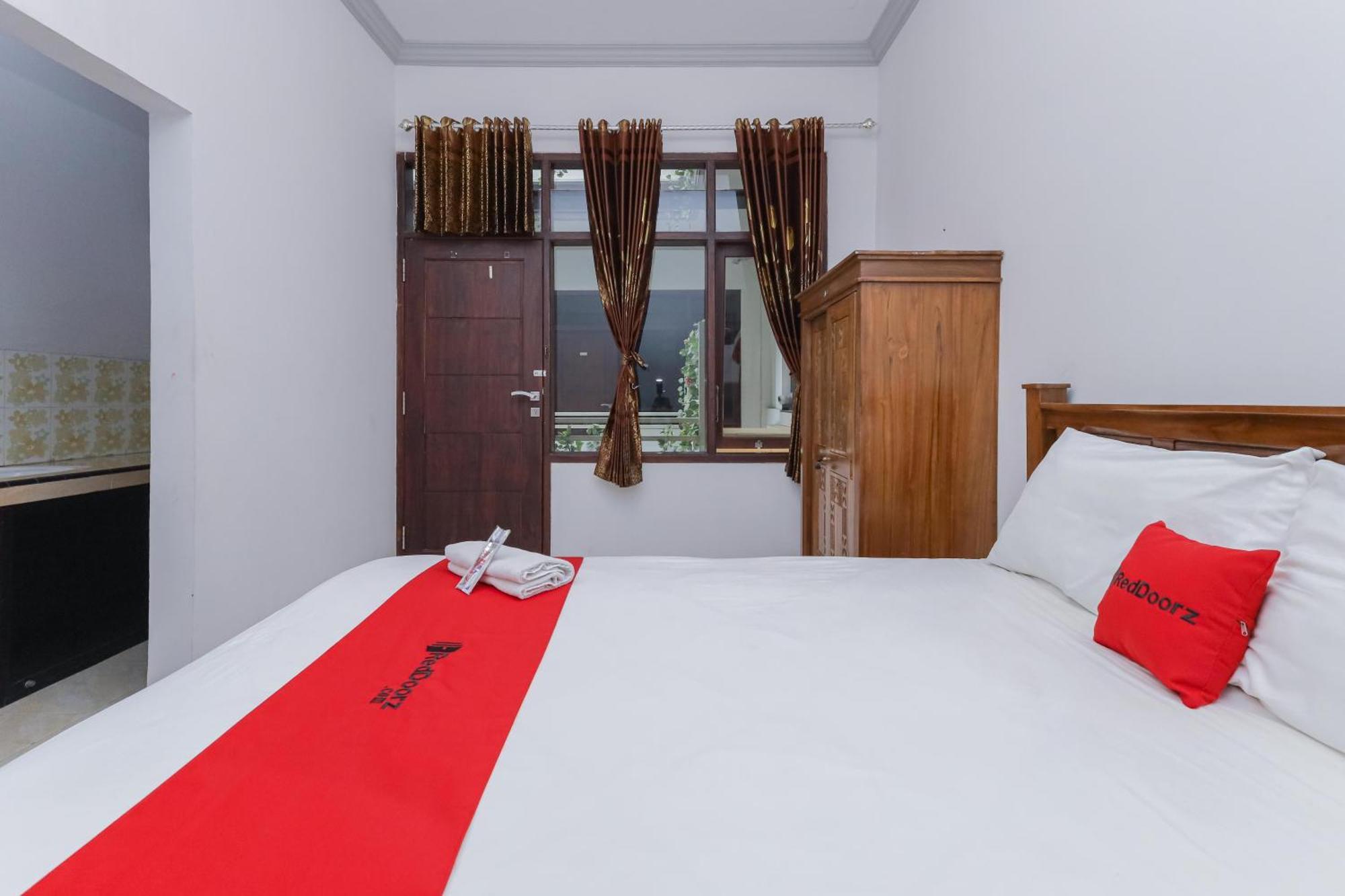 Reddoorz At Pondok Candra Сурабая Екстериор снимка