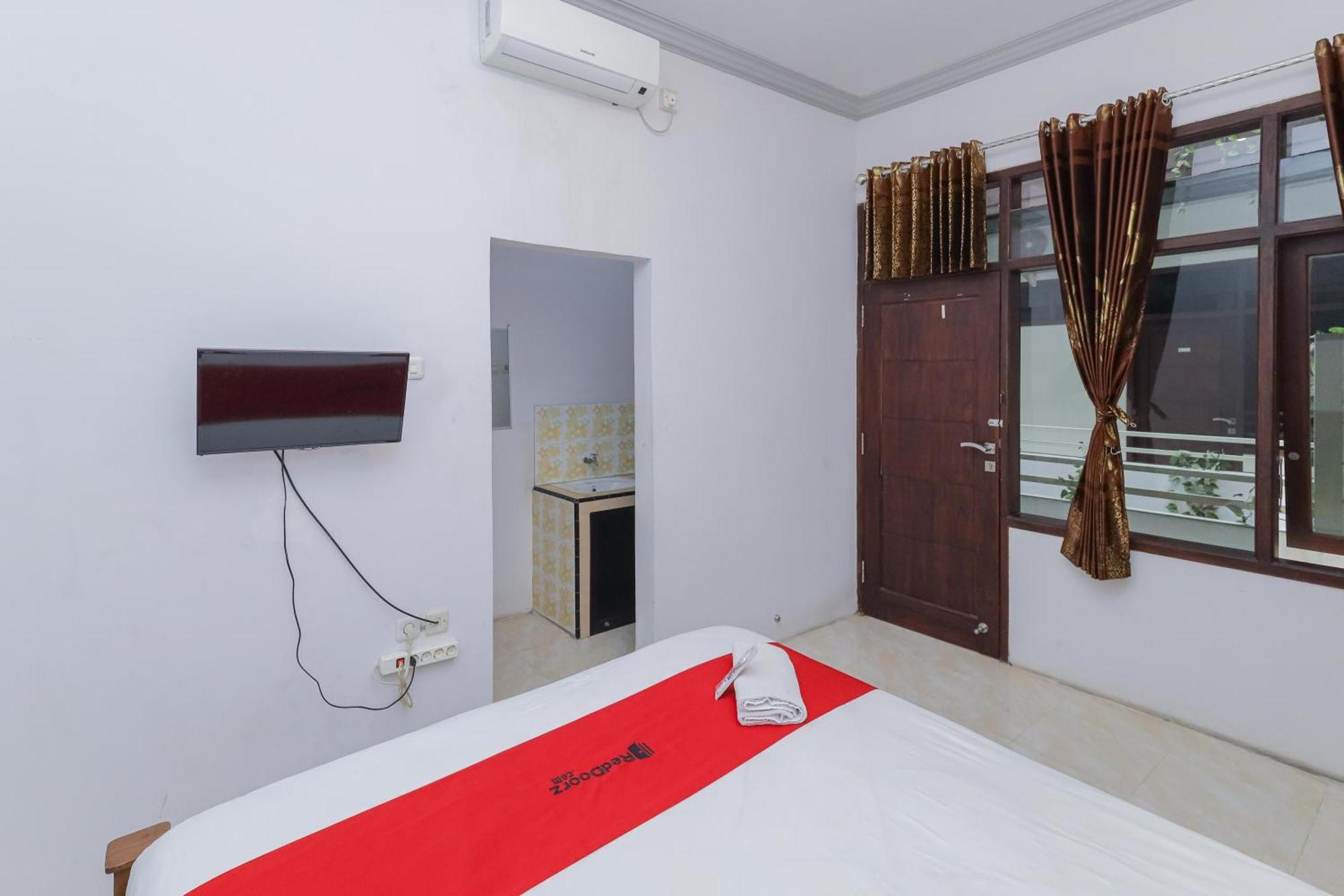 Reddoorz At Pondok Candra Сурабая Екстериор снимка